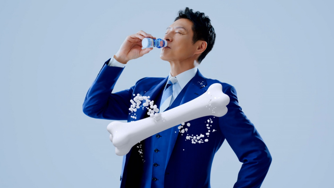 雪印メグミルク「MBPドリンク」出荷物量前年比120％超※！ 松岡修造さんから骨密度が気になるあなたへ 『ＭＢＰドリンク』新作テレビＣＭ 2025年4月12日（土）より公開中