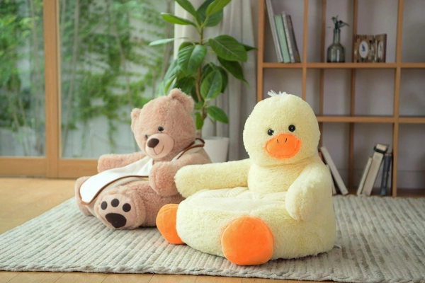 大きなぬいぐるみが優しく抱きしめているような、 子どもを愛でるソファ「CUDDLE FRIENDS」 販売開始！