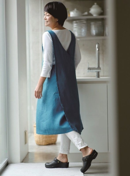 ドレスエプロン(カラー:ラピス)バックスタイル