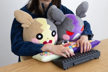 可愛すぎてどちらか選べないあなたに！ にめんポケモン「モルペコ」が2匹で1セットの PCクッションになって登場！