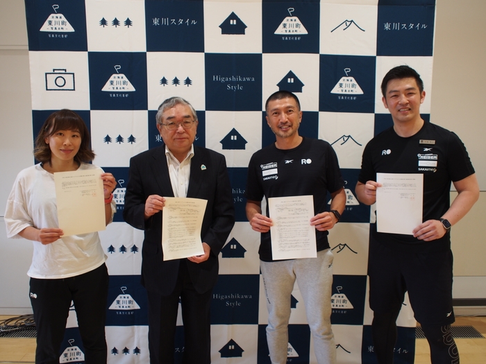 締結式の様子。左から小野寺氏、東川町長 松岡、鈴木氏、中島氏 R-body projectより中島氏と小野寺氏が東川町へ赴任。