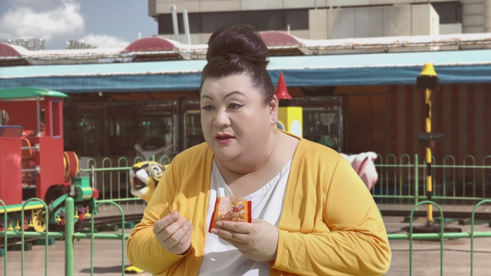 ①「『亀田の柿の種』はおやつ？それともおつまみ？」と問いかけるママツコ