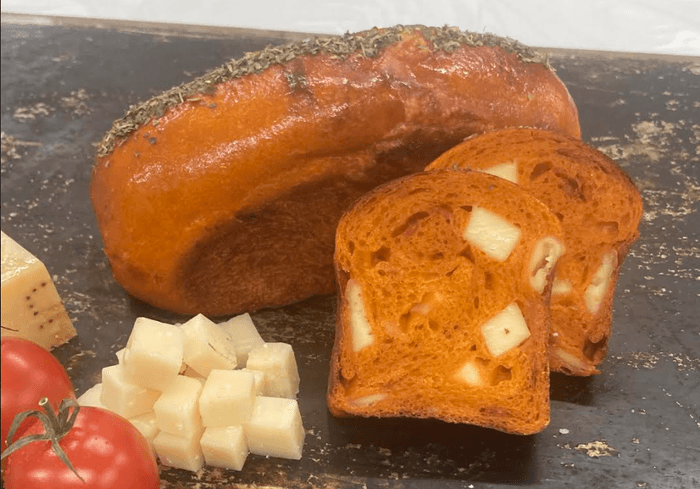 新商品「UMAMI食パン とまとちーず」