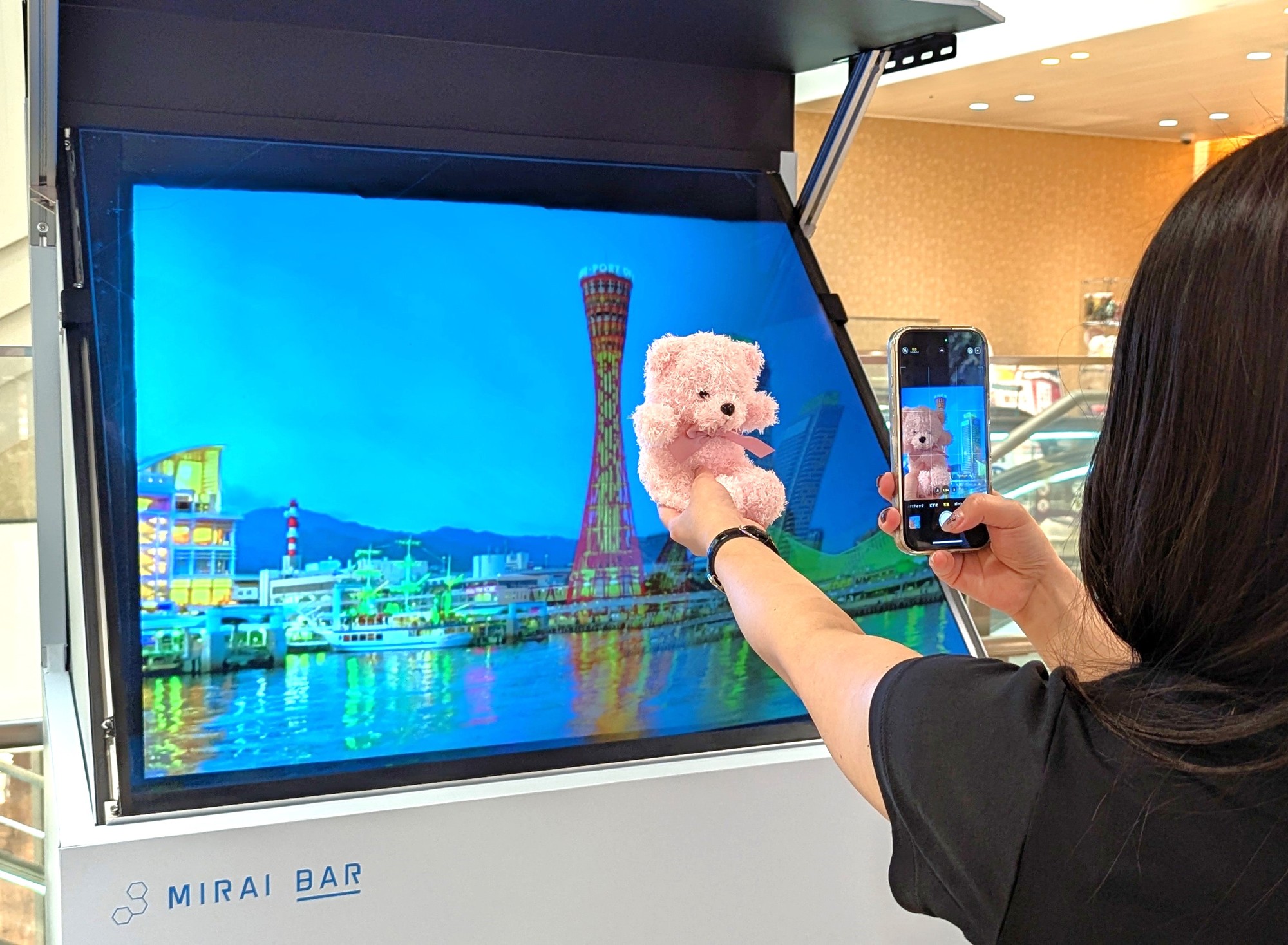 空中ディスプレイで映画館ロビーが“未来の体験空間”に | NEWSCAST