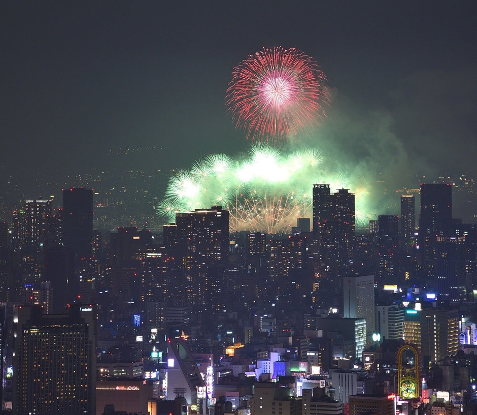 「ハルカス300(展望台)」から見る「なにわ淀川花火大会」(過去開催時の様子)
