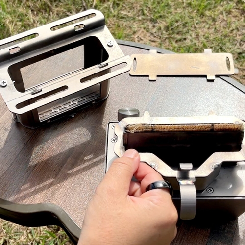 扱いやすさ”にこだわった設計。2WAY扉で燃料補充も手入れもラクラク