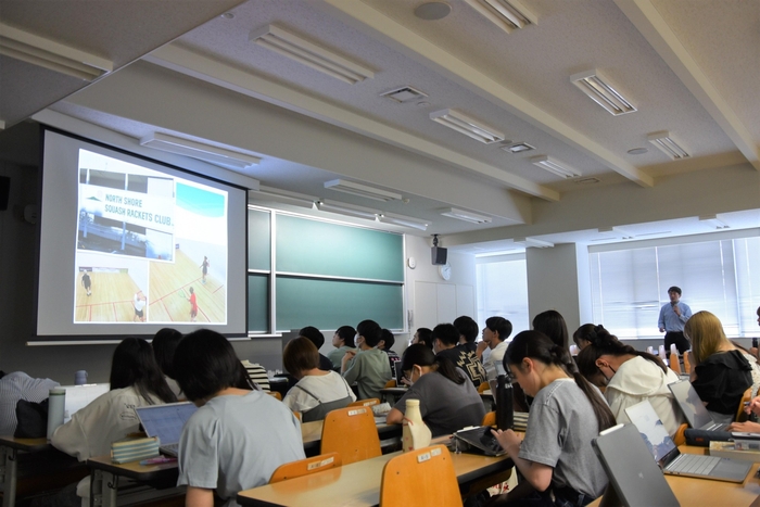 講義を聴く学生たち