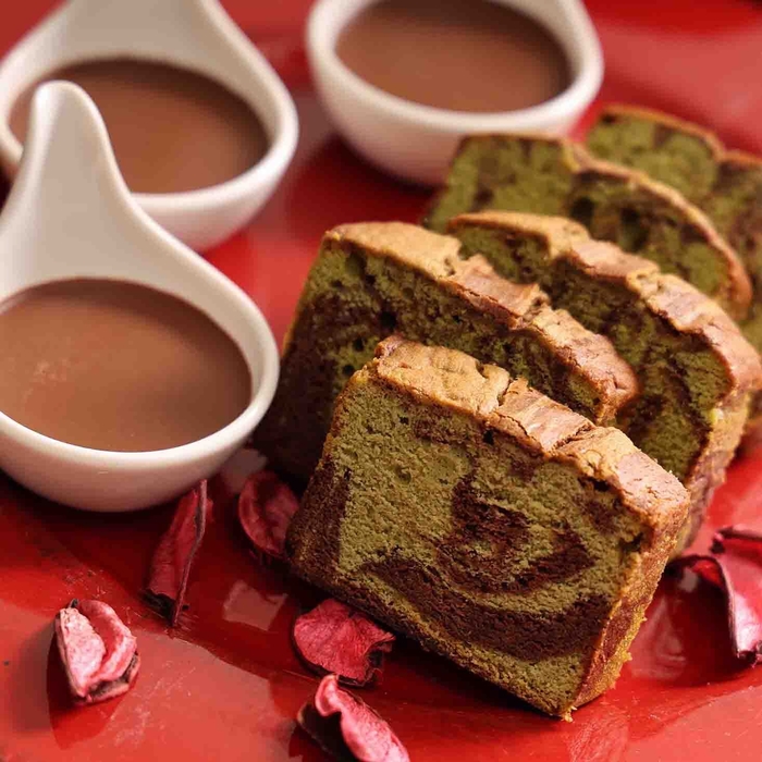 チョコプリン(左)＆森半の抹茶とショコラのパウンドケーキ(右)