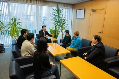 シェルターの活用が円滑に進むようお話をされる粟市長