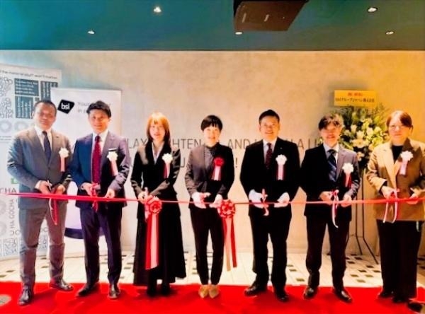 移転セレモニー写真(1) 写真中央 JAM BASE運営管理 一社)コ・クリエーションジェネレーター 事業統括次長 岡村 由里子様 写真中央より右 BSIジャパン 代表取締役社長 漆原 将樹 BSIジャパン 大阪支店営業チーム一同