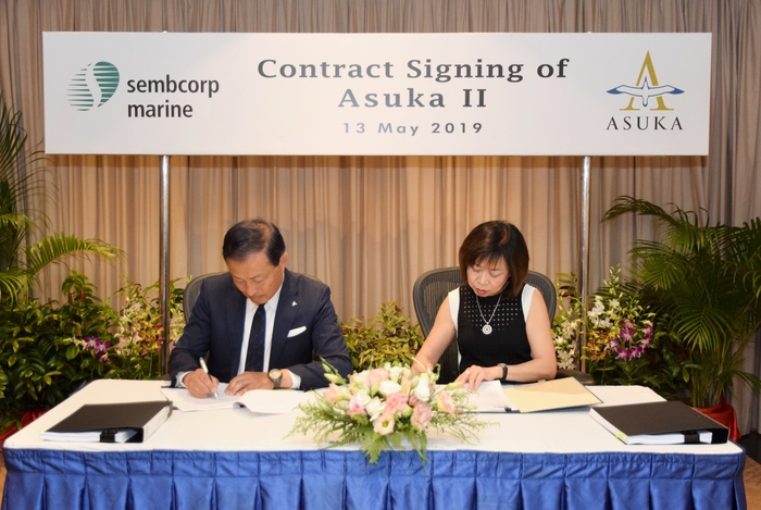 調印式2 2019年5月13日シンガポール (左)郵船クルーズ株式会社 代表取締役社長 坂本 深(右)Sembcorp Marine Repairs and Upgrades Director Ms. Wong Lee Lin /ウオン リーリン