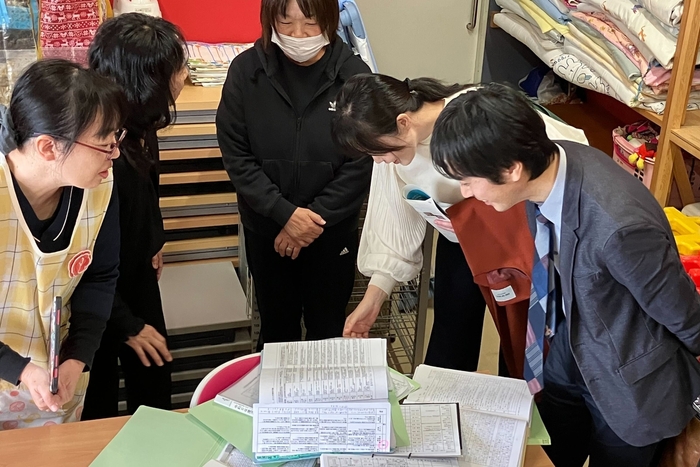 保育記録の説明を受けるこども家庭庁成育局保育政策課長(右端)