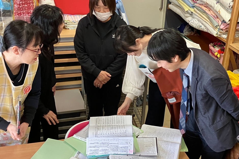 保育記録の説明を受けるこども家庭庁成育局保育政策課長(右端)