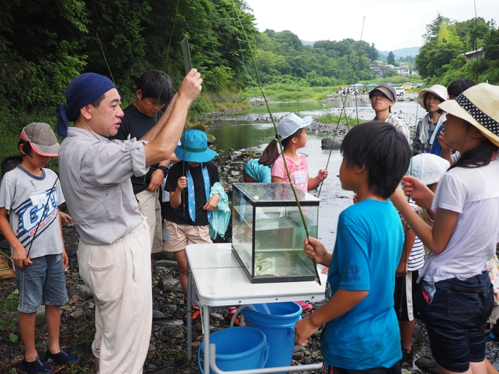 釣った魚を観察（過去の開催時の様子）