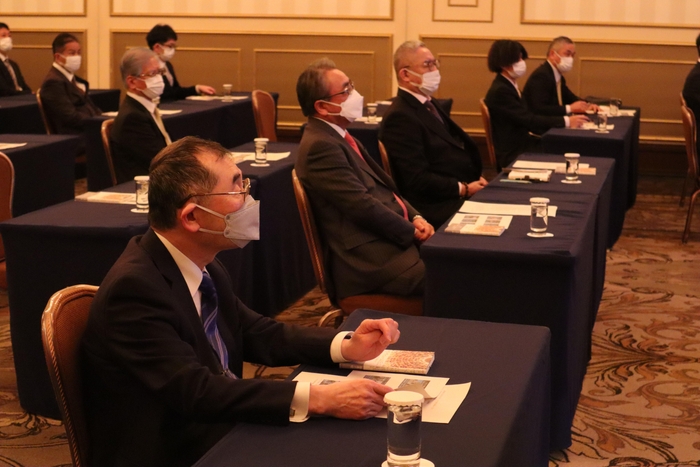 本学出身の松浦会長(左から2人目)と田中社長(同3人目)