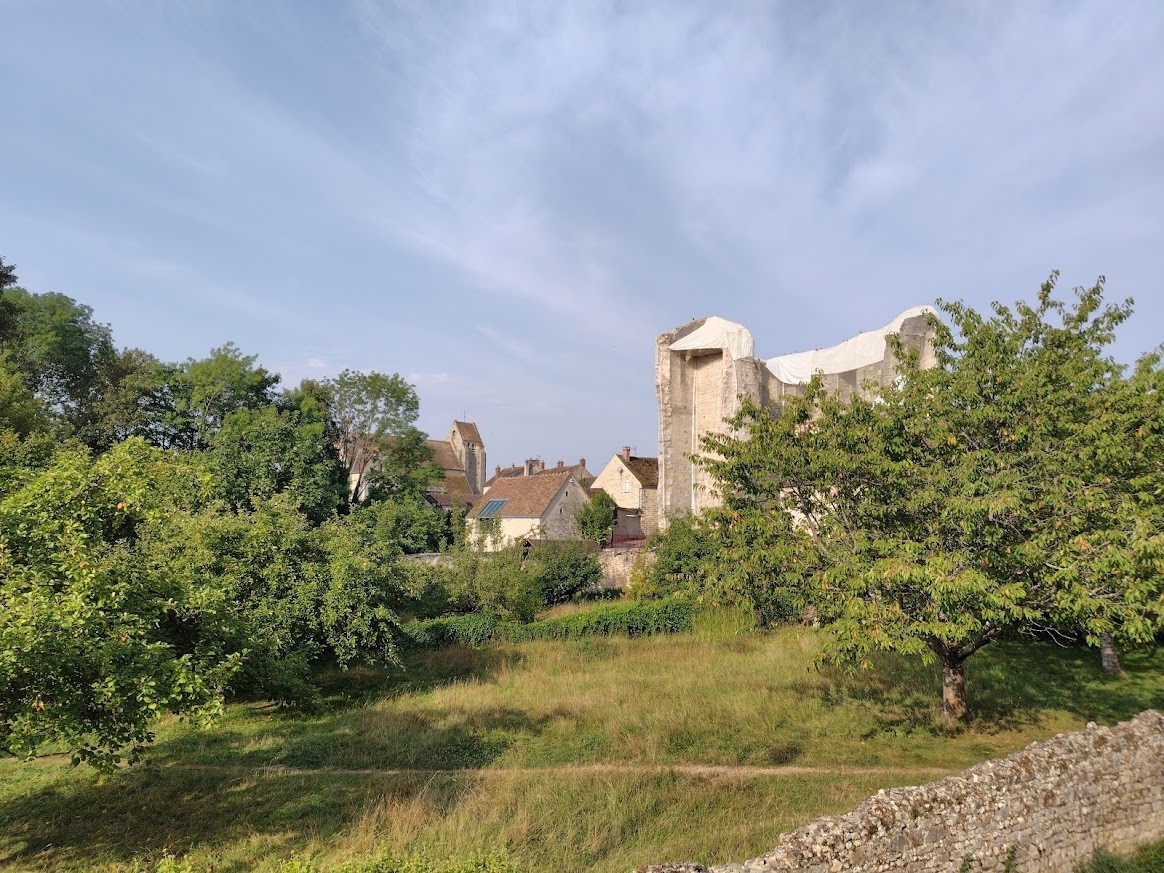 グレー風景 石橋から12世紀の塔を望む