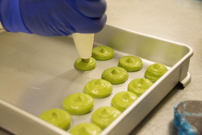 職人が宇治抹茶クリームを丁寧に絞ります!