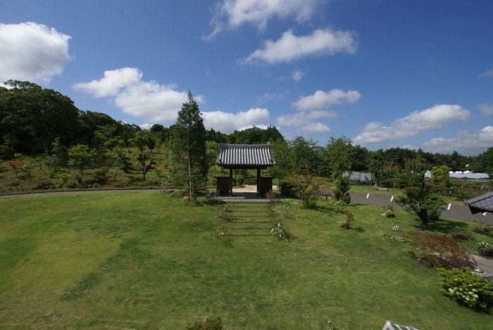 会場　真光寺の山門