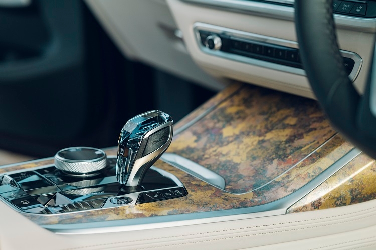 革の表面に箔を施して裁断し、絹の経糸と織り上げるという独自の技法を用いたフロント・アームレスト