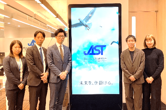 左から日本システム技術GAKUEN事業部広報担当：田端、カスタマーリレーション部部長：野嶋、執行役員：落合、やるかやらんか代表：西、広報担当：大橋