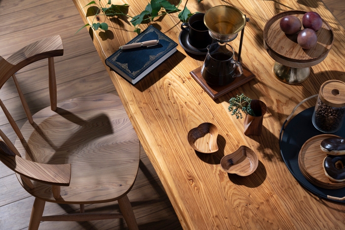 ナイス株式会社(表層圧密テクノロジー「Gywood(R)(ギュッド)」※)※針葉樹の表層を圧密することで、針葉樹の軽さや温かさなどのメリットを維持しつつ、広葉樹の硬さも取り入れた無垢材