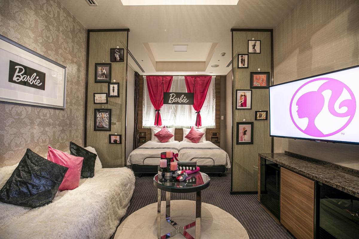 Barbie × THE STRINGS HOTEL 日本初!可愛いがたくさん詰まった女の子あこがれの部屋 宿泊プラン 『Barbie Room』 イベントレストラン 『 Holiday Party 』 グラマシースイート 『 大人のご褒美パフェ 』