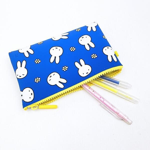 ミッフィーとお花デザインにきゅん。ぷにゅっした触り心地で清潔に使えるシリコンポーチです。