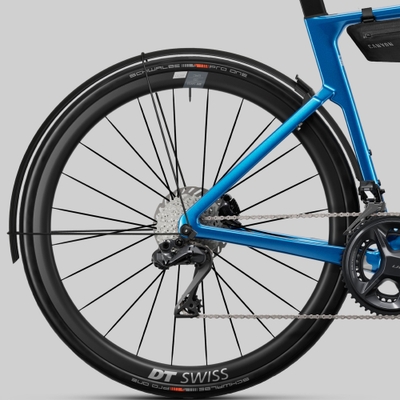 キャニオンのDEFEND Fast Fender system(別売り)に対応するマウントを装備。フルレングスのマッドガードを前後両輪に素早く着脱でき、オールシーズン、あらゆる天候で快適なライドを可能にします。