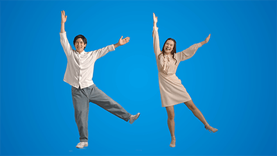 キャンペーン動画内KLMのKポーズ