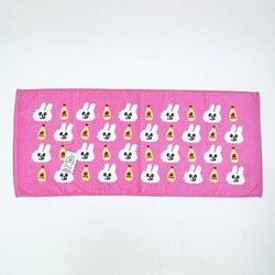 バニーコンビニの仲間たちがフェイスタオルになってやってきた。ポップでカラフルな色合いが目を引くデザインです。