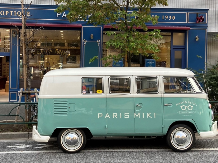 店舗前にはパリミキワーゲンバスが止まっていることも!