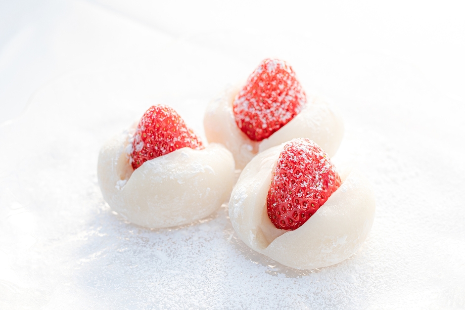 大福に切れ込みをいれて、いちごをはさめば出来上がり!