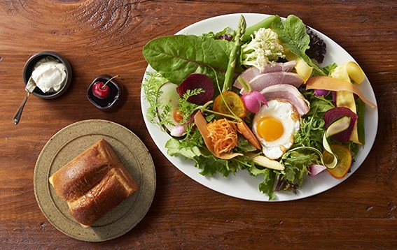 湘南鎌倉野菜を中心に仕上げたサラダと、店内限定「鎌倉プレミアムブレッド」が楽しめる「極上 鎌倉ベジタブル&ブレッドセット」(1,800円/税別)