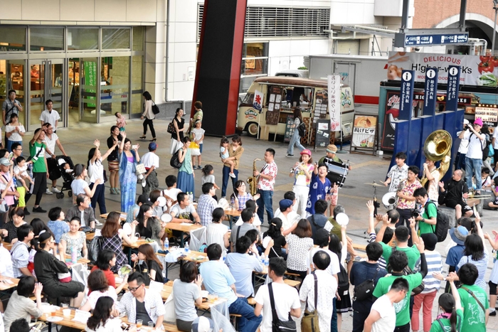客席横でのパフォーマンスに会場は一気に興奮!