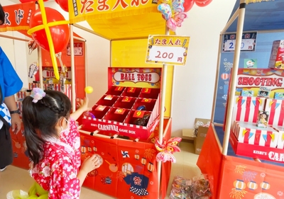 屋内で玉入れあそび