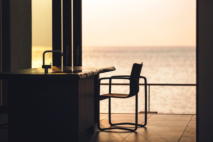 【星のや沖縄】客室_土間ダイニング(チェア寄り)