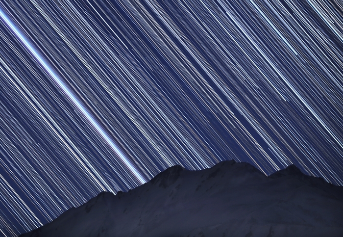 唐松岳に流れ落ちる星たち(場所:野平/長野県白馬村)