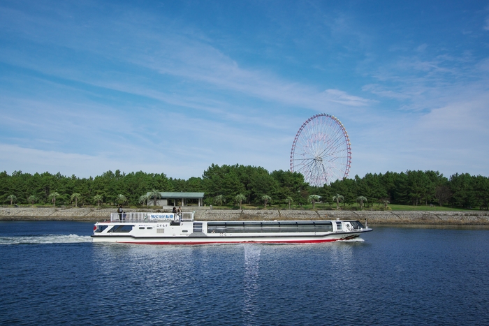 葛西臨海公園を海から臨む