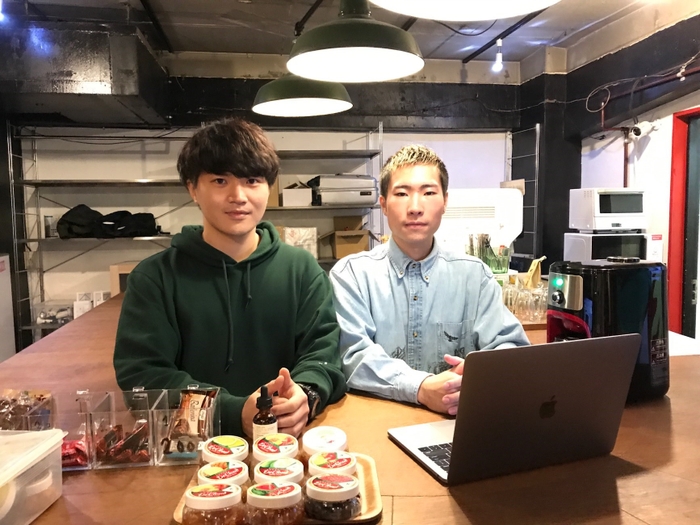 ノマドカフェNOPAY 店主 中林さん（左）と山本さん（右）　