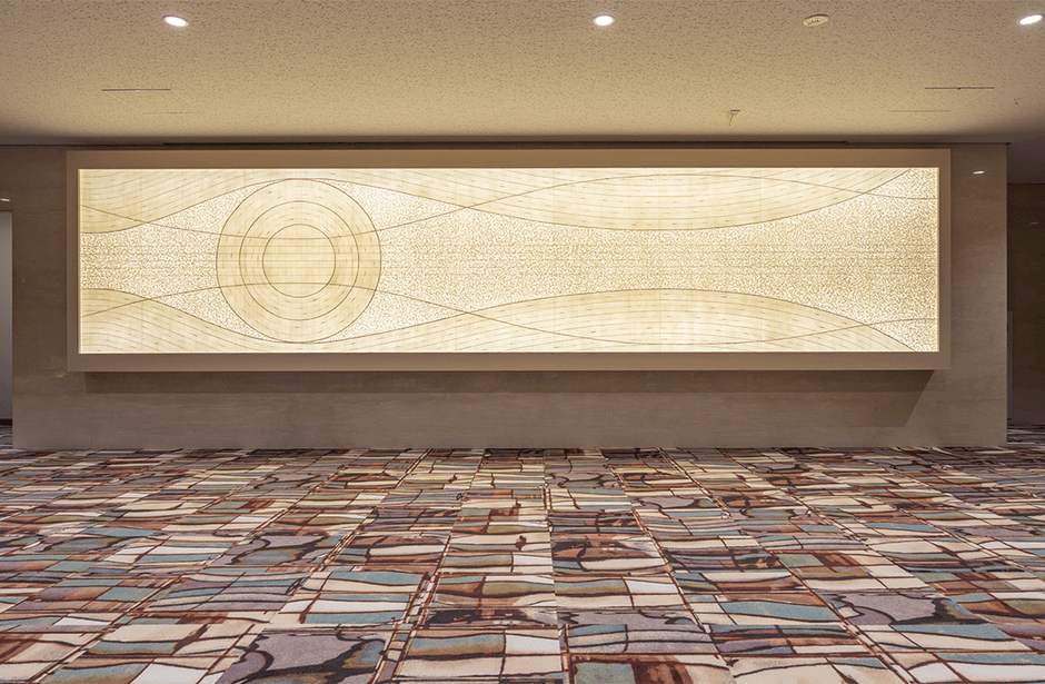 フロントロビーの和紙アート「宙」(C)堀木エリ子