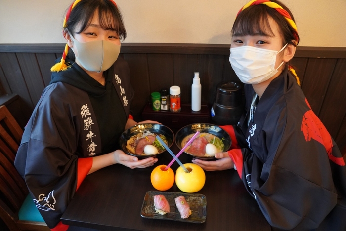 飛騨牛骨高山ラーメン祭はラーメンの他、丸ごと搾りジュース、飛騨牛握りを展開