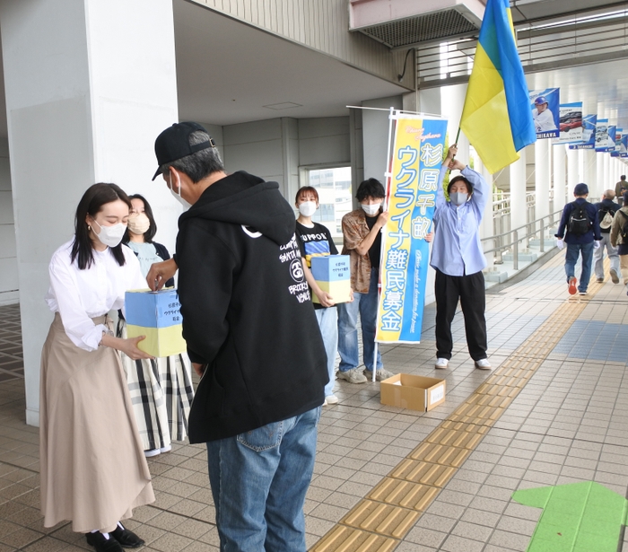  4 月 23 日、名古屋市東図書館近くでの街頭募金の様子