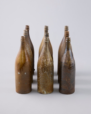 尾花 智子《十升瓶（19～99)》2010～2026年、 約H67cm、作家蔵