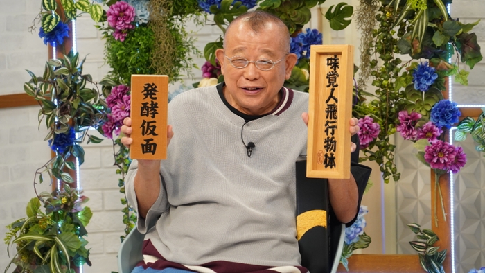 鶴瓶師匠の両手には小泉さんの沢山の肩書が！