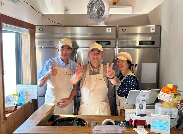 玉木夫妻（正面、右）と仲西さん（左）