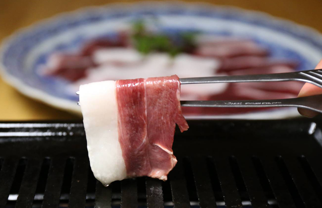 大阪市福島区の『猪焼肉と鯨専門店 猪の居』は猪焼肉と新鮮な鯨肉が自慢の焼肉屋さん!飲み放題が付いたコースメニューもあり忘年会にもピッタリ!Findグルメで情報を公開