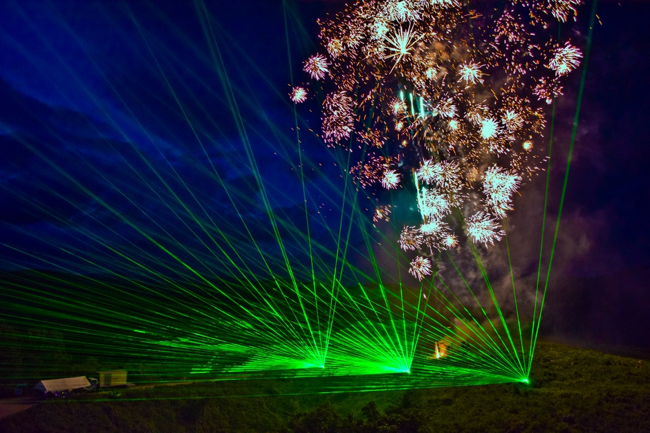 台上を彩る花火とレーザーショー