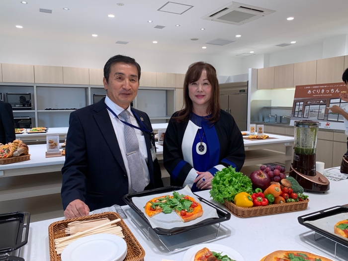 松永組合長とABC志村副社長の試食風景