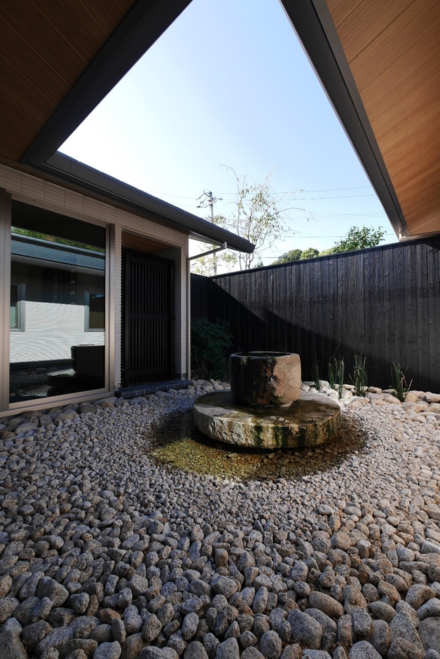 石臼から家中に心地よい水の音が響く