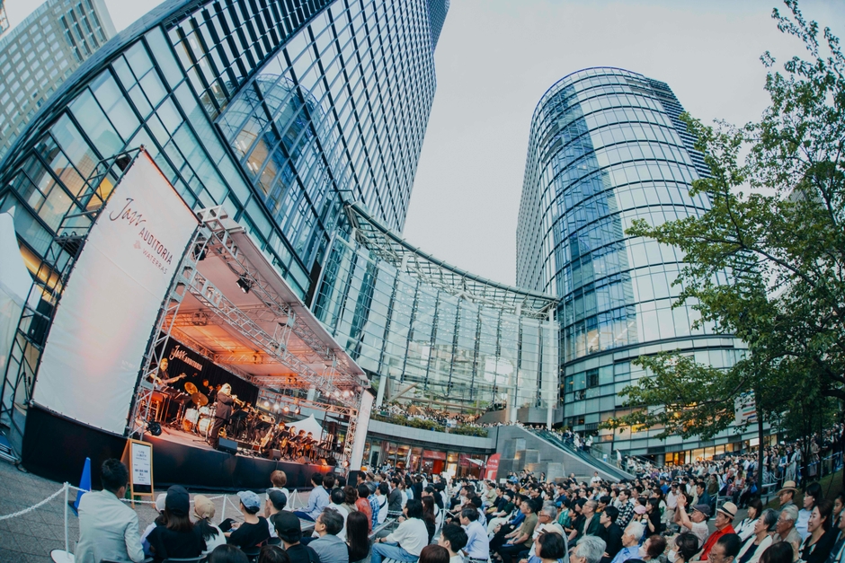 野外特設ステージ Photo by Tsuneo Koga